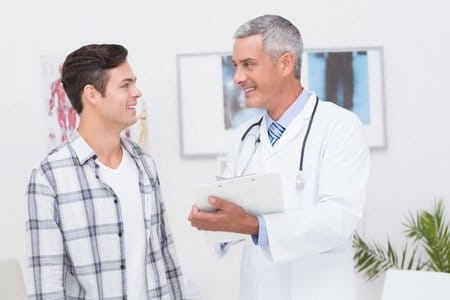 мужчина консультируется с врачом