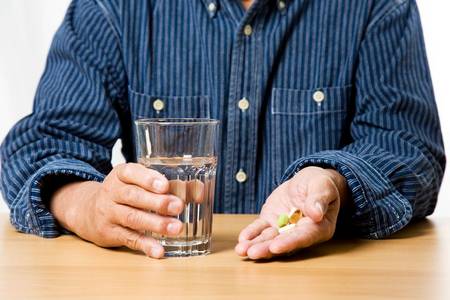 таблетки и стакан воды