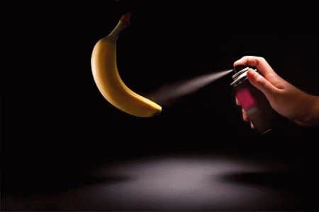 спрей распыляют на банан